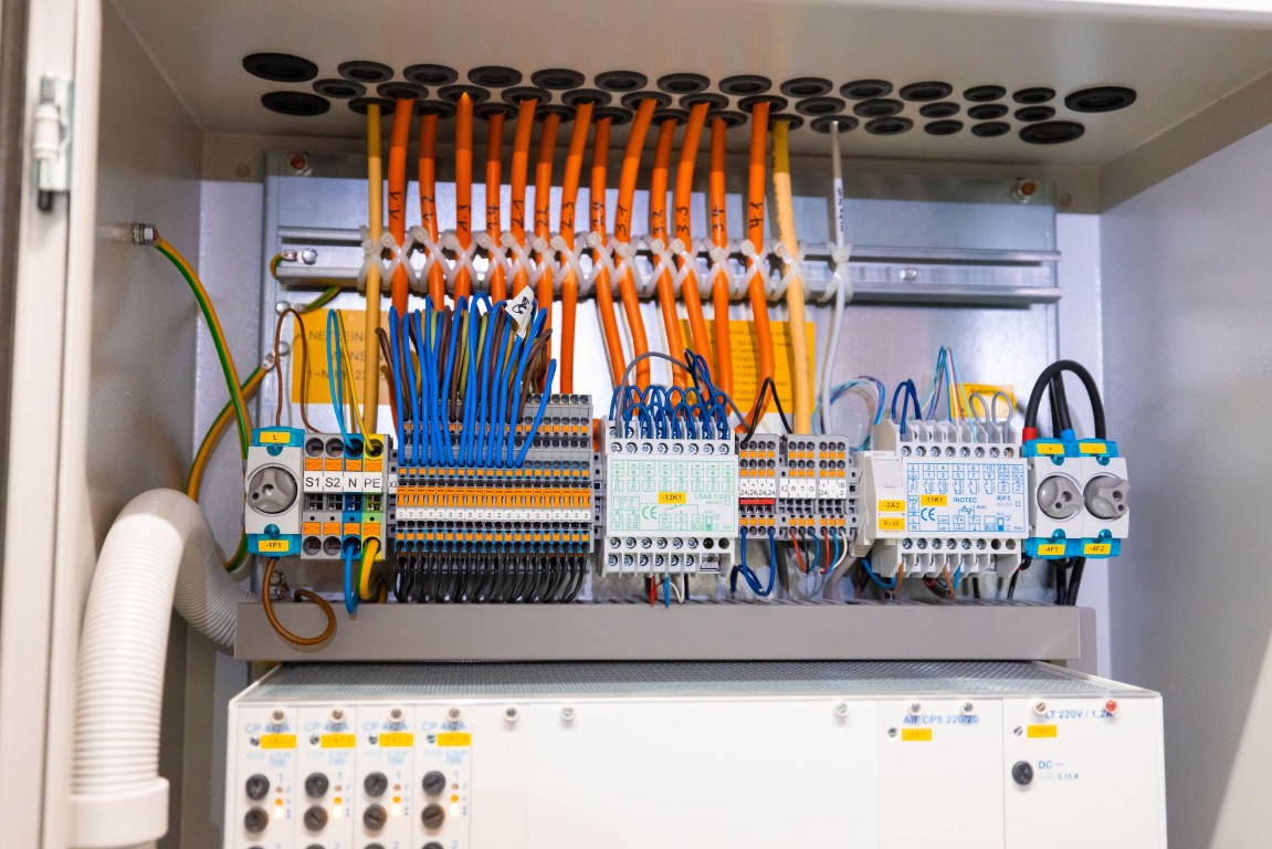 Offener Verteiler mit Sicherungen und Adern beim Check vor der Wallbox-Installation