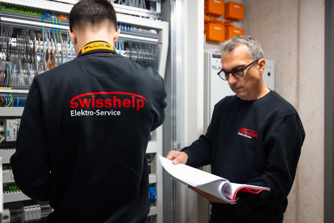 Swisshelp Elektro klärt den Umbau anhand des Plans in Urdorf