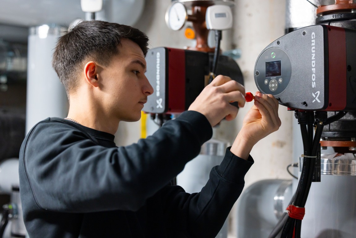 Swisshelp-Techniker bei der Wartung einer Grundfos-Umwälzpumpe der Heizung