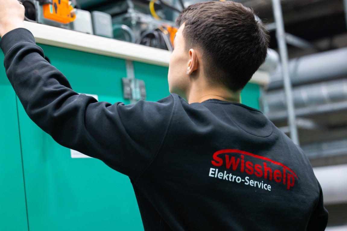 Swisshelp Elektro im Technikraum eines Einfamilienhauses an der Haustechnik