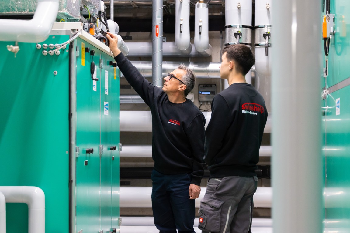 Techniker am offenen Sicherungskasten in Zürich