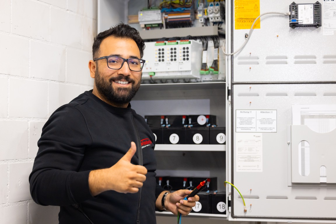 Sicherheitsexperte mit Messgerät bei der Elektrokontrolle im Limmattal