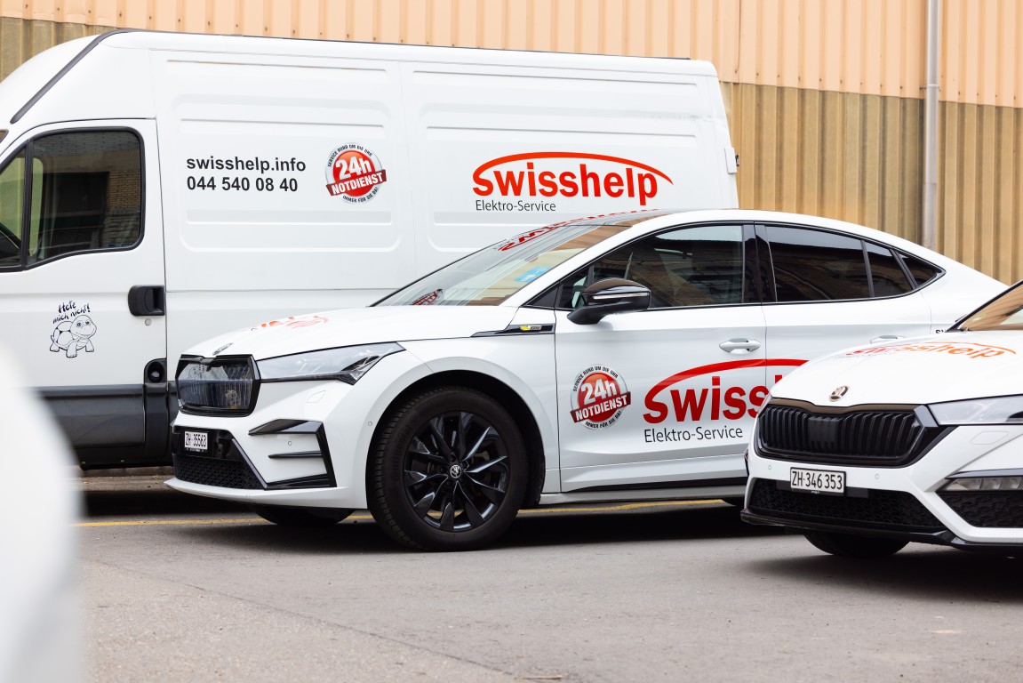 Swisshelp Fahrzeuge mit lesbarer Telefonnummer für den 24h Notdienst im Limmattal