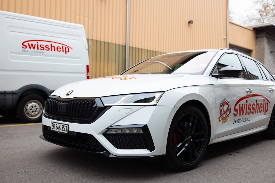 Swisshelp Van und Skoda von vorne, bereit zur Abfahrt in eine Limmattaler Gemeinde