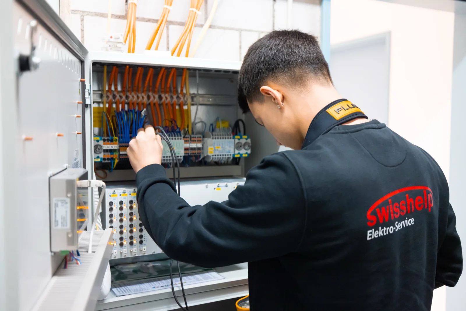 Swisshelp-Elektriker bei der Arbeit am Schaltschrank in Zürich
